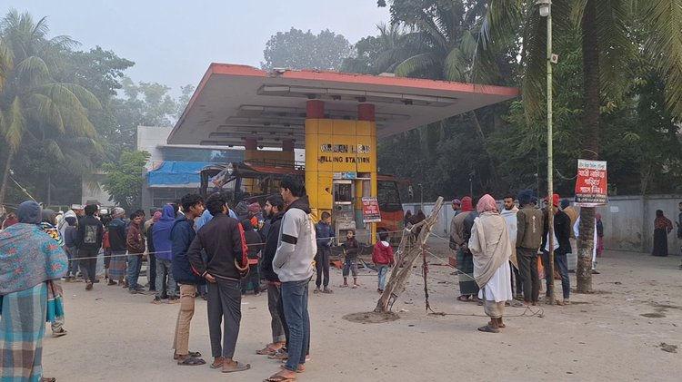 বুধবার ভোর ৪টার দিকে লক্ষ্মীপুর শহরের মুক্তিগঞ্জ এলাকায় গ্রীনলীফ ফিলিং স্টেশনে সিলিন্ডার বিস্ফোরণ ঘটে। ছবি: সংগৃহীত