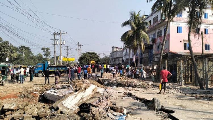 অবৈধ স্থাপনা উচ্ছেদ করা হয়। ছবি: আজকের পত্রিকা