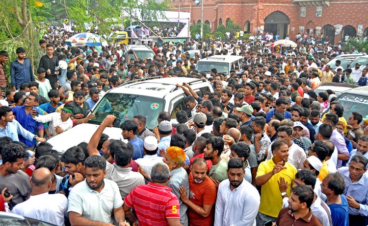 চট্টগ্রাম রেলস্টেশনে মেয়র ডা. শাহাদাত হোসেনের গাড়ির বহর ঘিরে দলীয় নেতা-কর্মীরা। ছবি: আজকের পত্রিকা