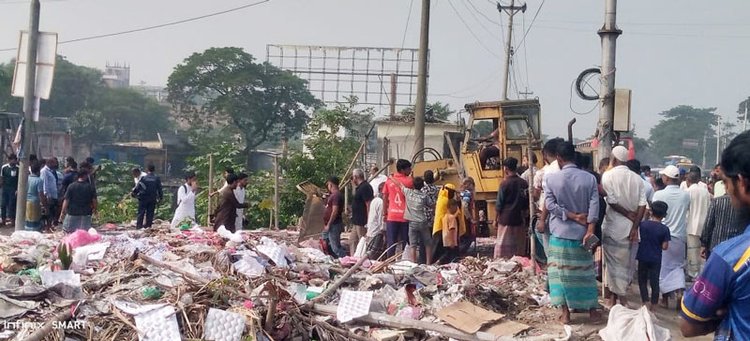 মহাসড়কের জায়গা দখল করে গড়ে তোলা অবৈধ স্থাপনা উচ্ছেদ করা হয়। ছবি: আজকের পত্রিকা