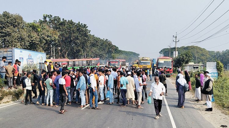 শিক্ষার্থীরা ঢাকা-চট্টগ্রাম মহাসড়ক অবরোধ করেন। ছবি: আজকের পত্রিকা