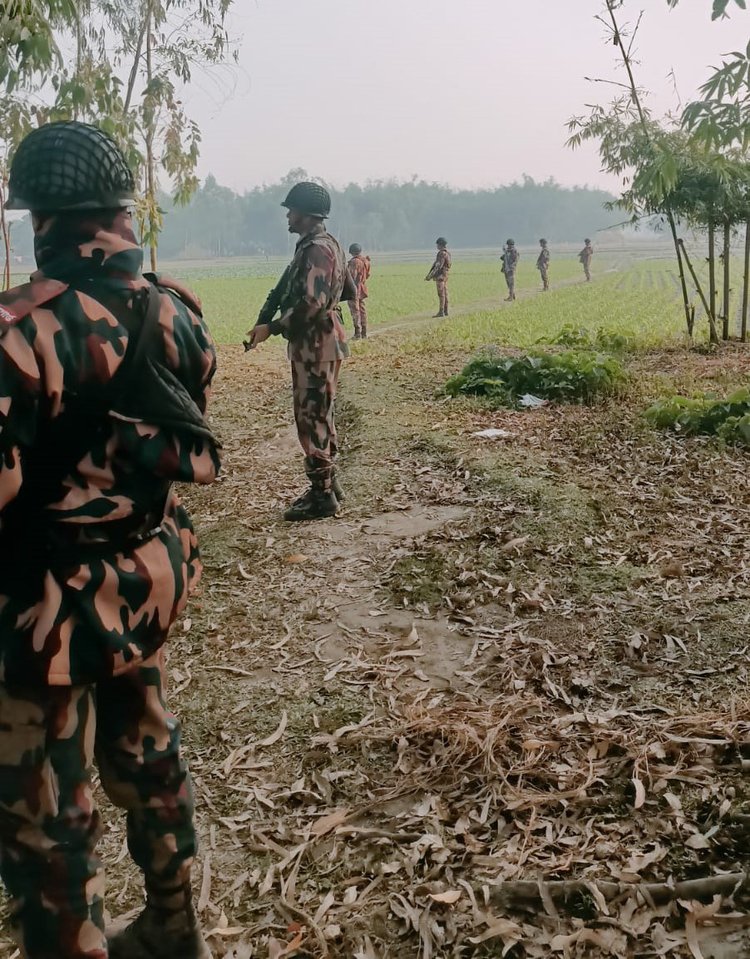 পাটগ্রাম উপজেলার দহগ্রাম ইউনিয়ন সীমান্তে প্রহরায় বিজিবি সদস্যরা। ছবি: আজকের পত্রিকা