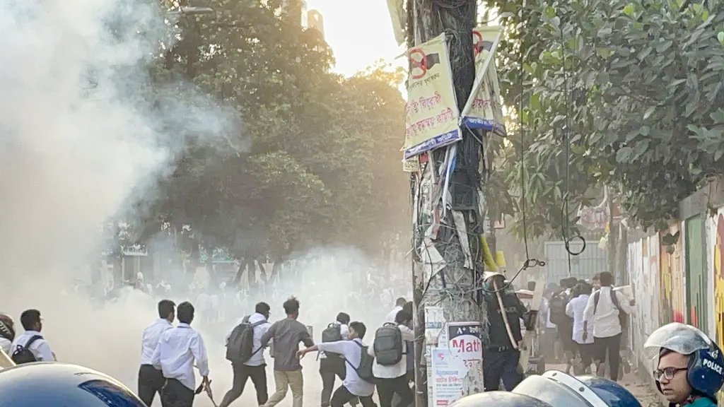 সিটি কলেজকে সরিয়ে নেওয়ার দাবি ঢাকা কলেজের ছাত্র-শিক্ষকদের