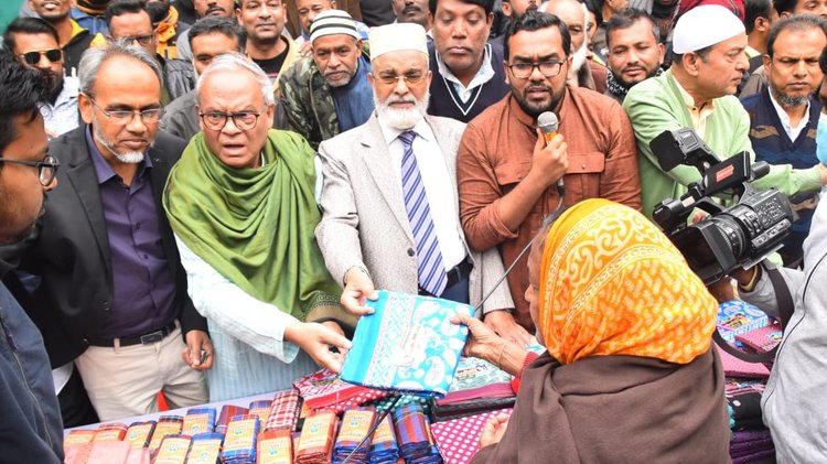 দেশীয় কাপড়-অনুষ্ঠানে দেশীয় কাপড় বিক্রি করা হচ্ছে। ছবি: আজকের পত্রিকা