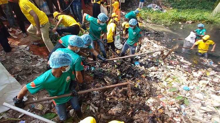 চাঁদপুরের গুরুত্বপূর্ণ এসবি খাল করা হচ্ছে পরিষ্কার-পরিচ্ছন্ন। ছবি: আজকের পত্রিকা