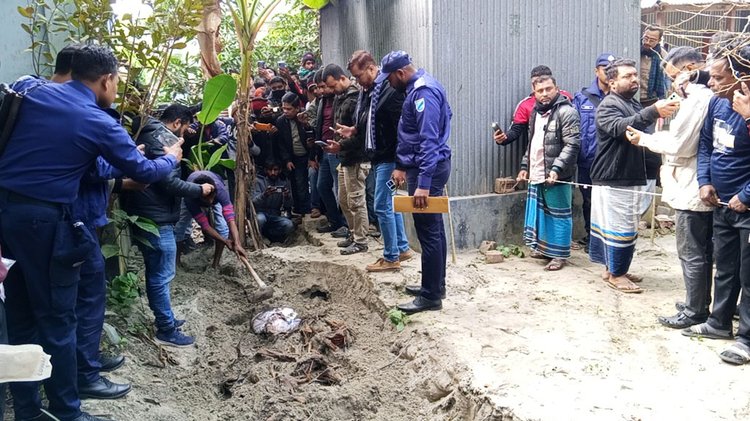 মাটিচাপা দেওয়া হালিম শেখের লাশ উদ্ধার করেছে পুলিশ। ছবি: আজকের পত্রিকা