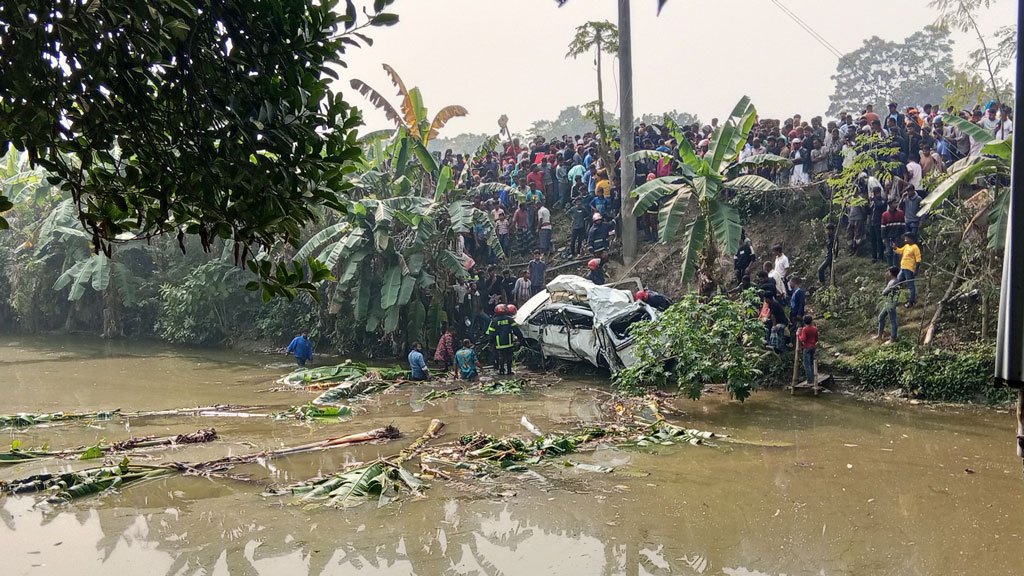 ফরিদপুরে ট্রেনের ধাক্কায় মাইক্রোবাস পুকুরে, নিহত ৫