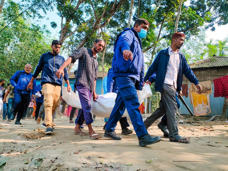 পুলিশ নিশি মণির মৃত দেহেটির সুরতহাল শেষে সাদা ব্যাগে করে নিয়ে যাচ্ছে। ছবিটি অভিযুক্ত স্বামী রুবেল মিয়ার বাড়ির উঠান থেকে তোলা। ছবি: আজকের পত্রিকা