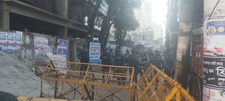 ভারতীয় হাইকমিশন ঘেরাও কর্মসূচি ঘোষণা করেছে একটি সংগঠন, নিরাপত্তা বাড়িয়েছে প্রশাসন। ছবি: আজকের পত্রিকা