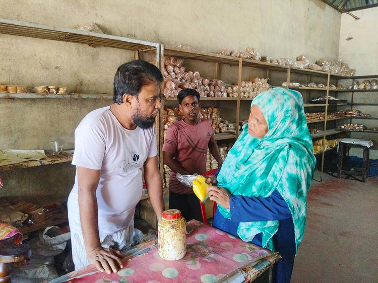 ময়মনসিংহের ঈশ্বরগঞ্জে একটি বেকারি পরিদর্শন করছেন সরকারের ঊর্ধ্বতন কর্মকর্তা। ছবি: আজকের পত্রিকা