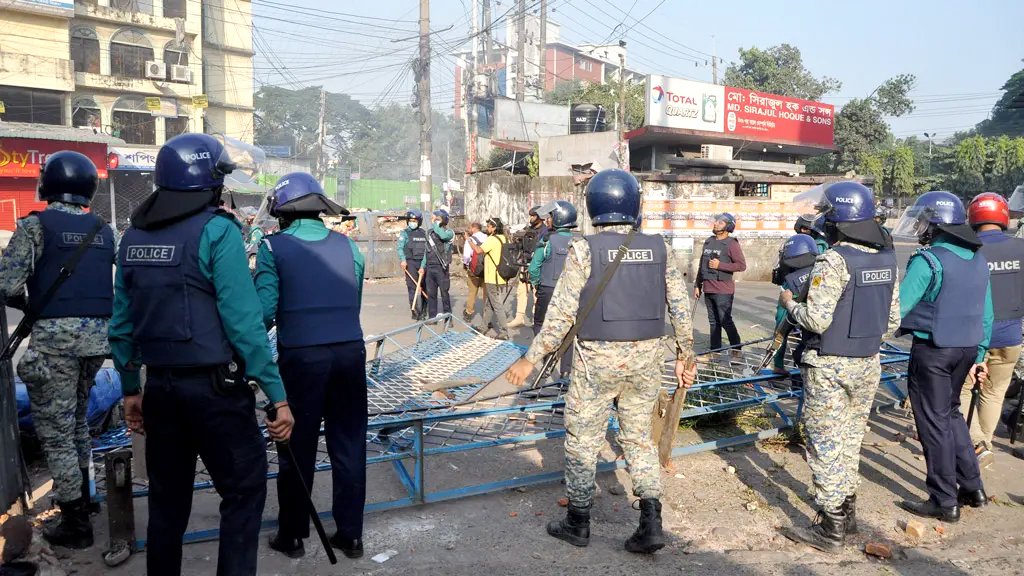 চট্টগ্রামে আইনজীবীকে হত্যা: রাতভর যৌথ বাহিনীর অভিযানে আটক ৩০