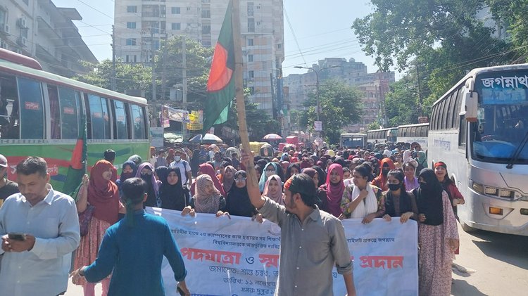 শিক্ষা মন্ত্রণালয় অভিমুখে জবি শিক্ষার্থীদের পদযাত্রা। ছবি: আজকের পত্রিকা