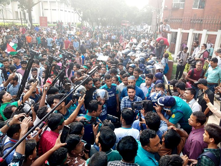 শিক্ষাসচিব নিজে দেখা না করায় জবি শিক্ষার্থীদের প্রতিনিধি দল সচিবালয়ের সামনে অবস্থান নেয়। ছবি: আজকের পত্রিকা