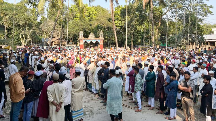 পশ্চিম মহেষকুড়া ঈদগাহ মাঠে জিদানের জানাজা। ছবি: আজকের পত্রিকা