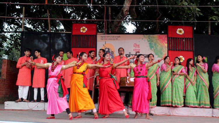 নাট্যমেলায় অংশগ্রহণকারীদের নাচ। ছবি: আজকের পত্রিকা