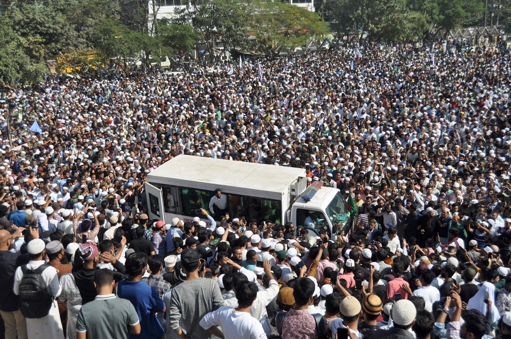 চিন্ময়ের অনুসারীরা গায়েব, আইনজীবী সাইফুলের জানাজায় মানুষের ঢল