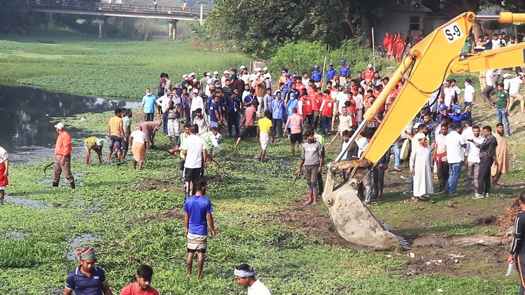 পদ্মাকোল খাল দখল ও দূষণমুক্ত করতে কাজ শুরু হয়েছে। ছবি: আজকের পত্রিকা