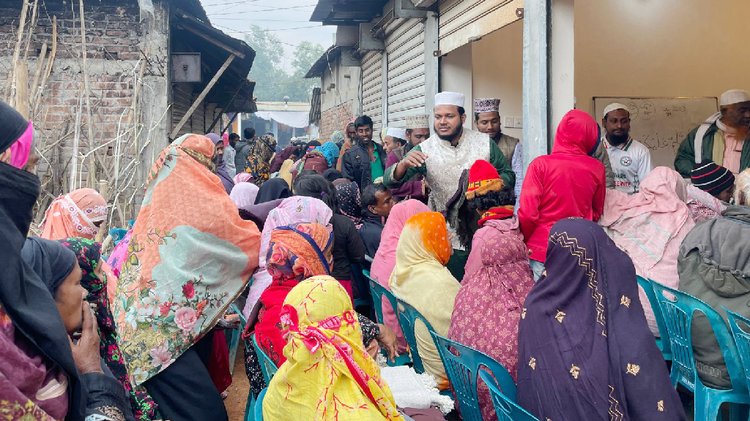 কাপাসিয়ায় দুস্থদের মধ্যে শীতবস্ত্র বিতরণ করেন সালাহউদ্দিন আইউবী। ছবি: সংগৃহীত