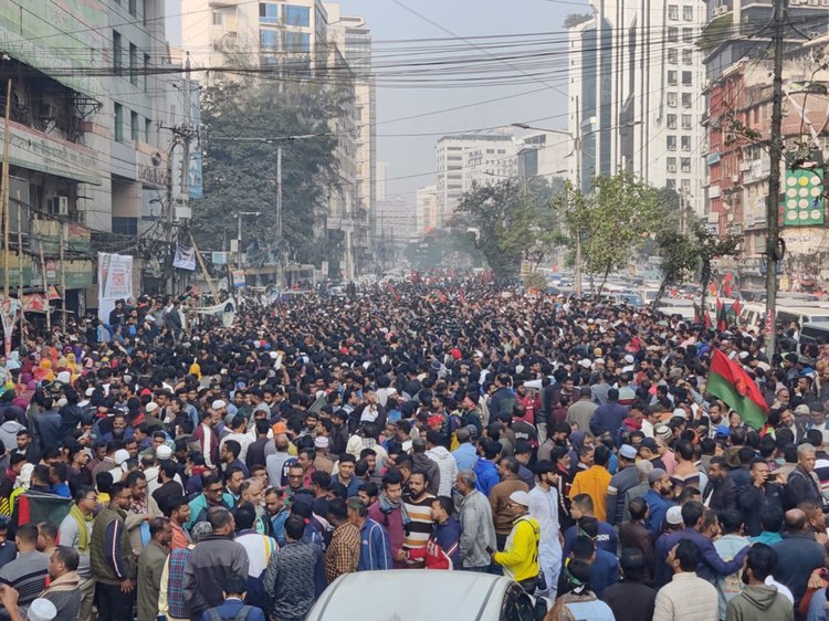 ঢাকা থেকে আখাউড়ার উদ্দেশে লংমার্চ শুরু করেছে বিএনপির তিন সংগঠন যুবদল, স্বেচ্ছাসেবক দল ও ছাত্রদল। ছবি: আজকের পত্রিকা