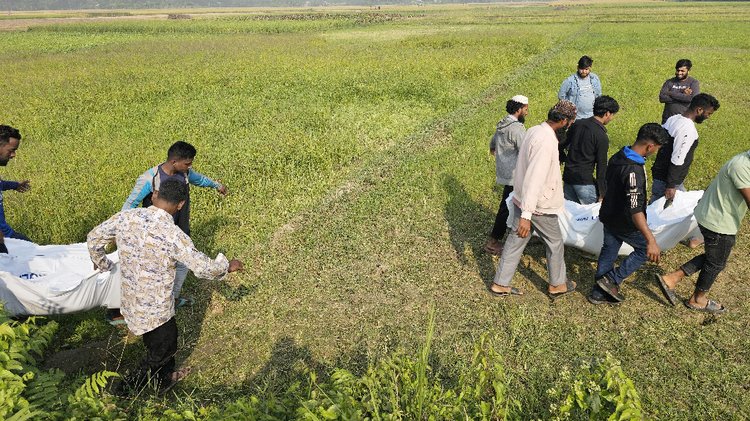 দেবীদ্বারে শুকনো বিলে পড়ে ছিল ২ যুবকের লাশ। ছবি: আজকের পত্রিকা