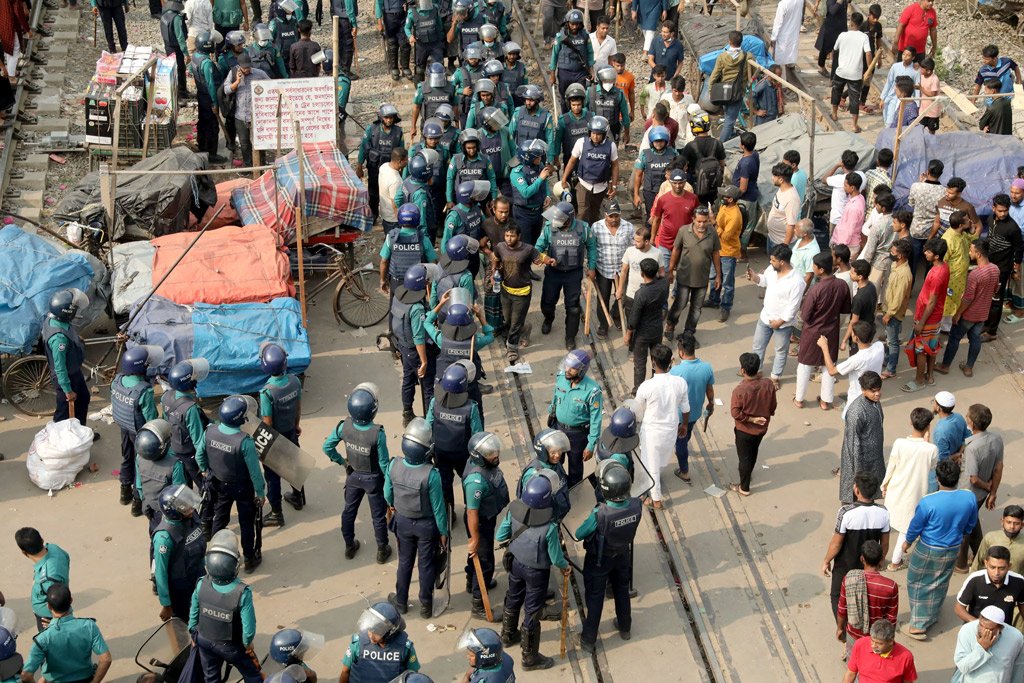 রাজধানীর জুরাইন রেলগেটে অটোরিকশাচালকদের বিক্ষোভ, পুলিশের লাঠিপেটা