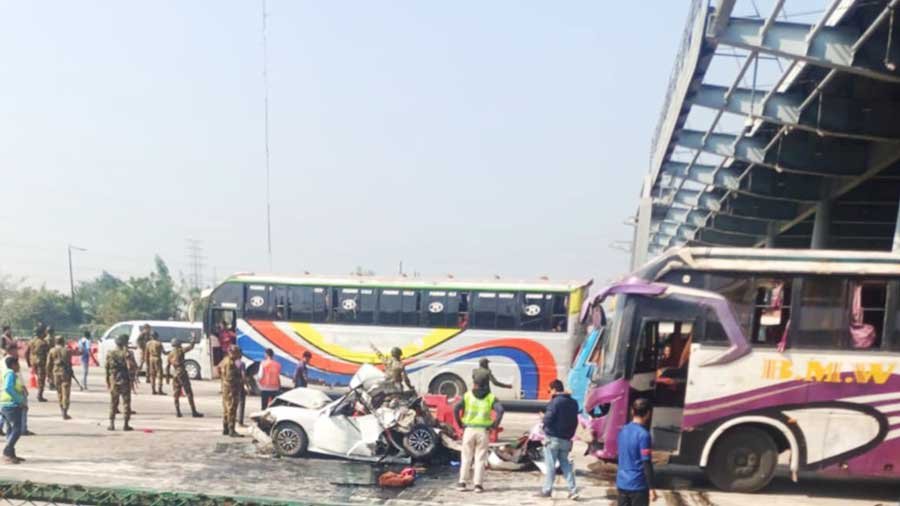 মাওয়া এক্সপ্রেসওয়ের টোল প্লাজায় বাইক ও প্রাইভেট কারকে বাসের ধাক্কা, নিহত ৫