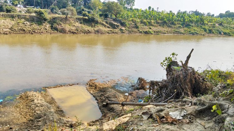 ফেনীর মুহুরি নদীতে পাম্প বসাতে বিএসএফের বাধা। ছবি: আজকের পত্রিকা