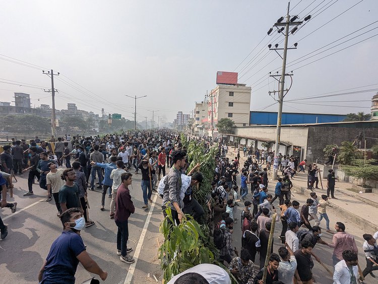 যাত্রাবাড়ীতে মোল্লা কলেজে দুই কলেজের শিক্ষার্থীদের হামলা। ছবি: আজকের পত্রিকা