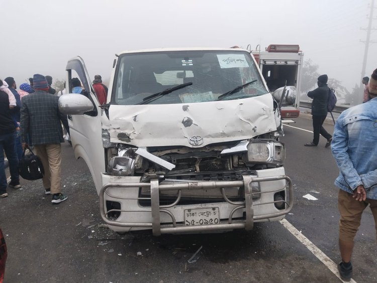 ঢাকা-মাওয়া এক্সপ্রেসওয়েতে সংঘর্ষে ক্ষতিগ্রস্ত গাড়ি। ছবি: সংগৃহীত