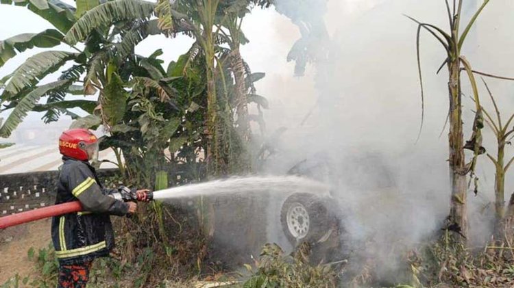 গাড়িতে আগুন লাগলে ফায়ার সার্ভিসের সদস্যা তা নিয়ন্ত্রণে আনেন। ছবি: আজকের পত্রিকা