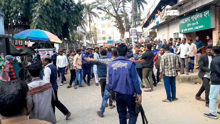 নেত্রকোনায় শ্রমিক দল নেতার বিরুদ্ধে মানববন্ধনে হামলা। ছবি: সংগৃহীত