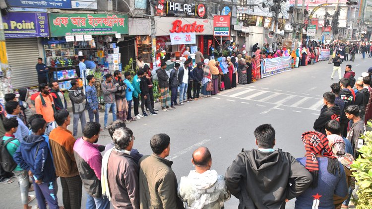 রাজশাহীতে বিভিন্ন দাবিতে মানববন্ধন। ছবি: আজকের পত্রিকা