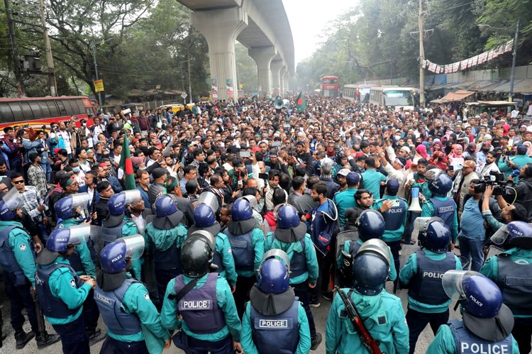 বুধবার পিলখানা হত্যাকাণ্ডের পুনঃ তদন্তের দাবিতে ভুক্তভোগীদের পরিবারের সদস্য ও ছাত্র-জনতার সমন্বয়ে পদযাত্রা। ছবি: আজকের পত্রিকা