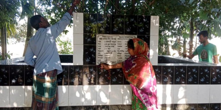 ফেলানীর কবর পরিষ্কার করছেন তার স্বজনেরা। ছবি: আজকের পত্রিকা