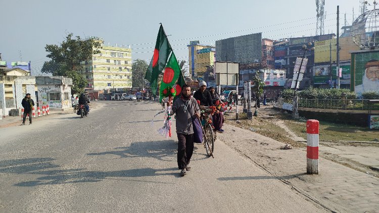 চলতি মৌসুমের সর্বনিম্ন তাপমাত্রায় ভুগছে দেশের সবচেয়ে উত্তরের জেলা পঞ্চগড়। ছবি: আজকের পত্রিকা