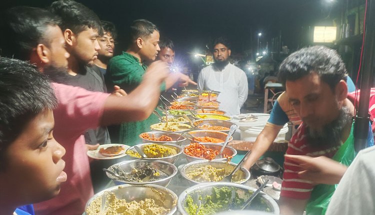 টুঙ্গিপাড়ার পাটগাতী বাসস্ট্যান্ডে পিঠার দোকানে ভোজন রসিকদের ভিড়। ছবি: আজকের পত্রিকা