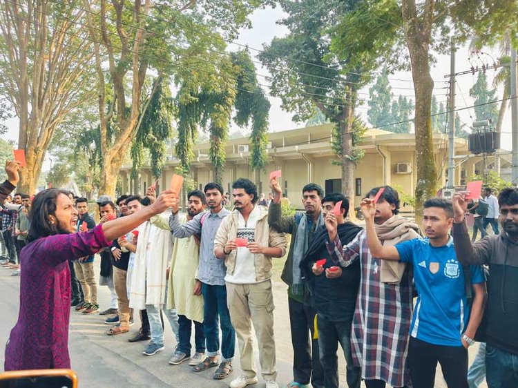 পোষ্য কোটা বাতিল চেয়ে শিক্ষার্থীদের লাল কার্ড প্রদর্শন। ছবি: আজকের পত্রিকা