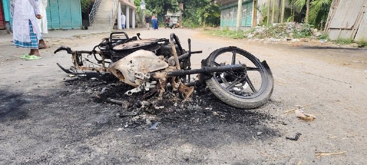 মোটরসাইকেল আগুন দিয়ে পুড়িয়ে দেওয়া হয়। ছবি: আজকের পত্রিকা