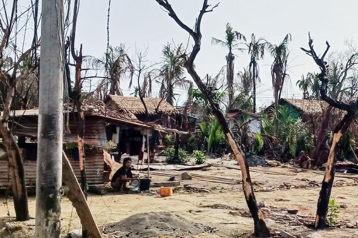 রাখাইনে বিগত কয়েক মাস ধরেই যুদ্ধ তীব্র হয়েছে। স্থানীয় একটি গ্রামে অসহায় একটি পরিবার। ছবি: এএফপি