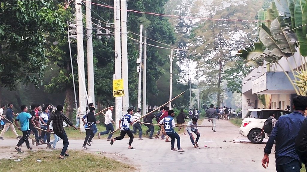 রাবিতে ফুটবল খেলায় স্লেজিং করা নিয়ে পাল্টাপাল্টি ধাওয়া, শিক্ষক-সাংবাদিকসহ আহত ১০