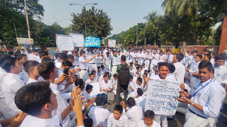 ঢাকা রেসিডেনসিয়াল মডেল কলেজের সামনে শিক্ষার্থীরা অবস্থান। ছবি: আজকের পত্রিকা