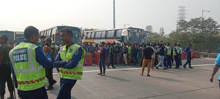 ঢাকার কেরানীগঞ্জের ধলেশ্বরী টোল প্লাজায় অবরোধ করা হয়। ছবি: আজকের পত্রিকা