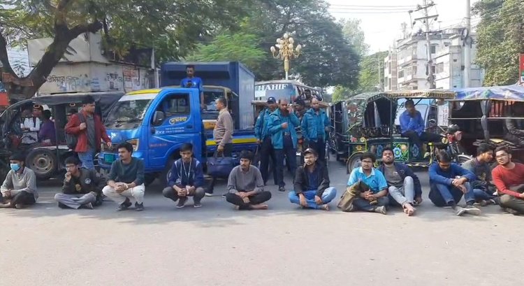 শিক্ষার্থীদের ওপর হামলার প্রতিবাদে সড়ক অবরোধ করা হয়। ছবি: আজকের পত্রিকা