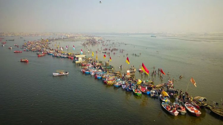 যমুনা (বামে) ও গঙ্গার (ডানে) সঙ্গমস্থলে অনুষ্ঠিত হচ্ছে মহা কুম্ভ মেলা। ছবি: বিবিসির সৌজন্যে