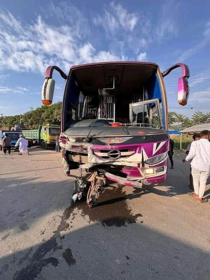 দুর্ঘটনাকবলিত বাস। ছবি: আজকের পত্রিকা