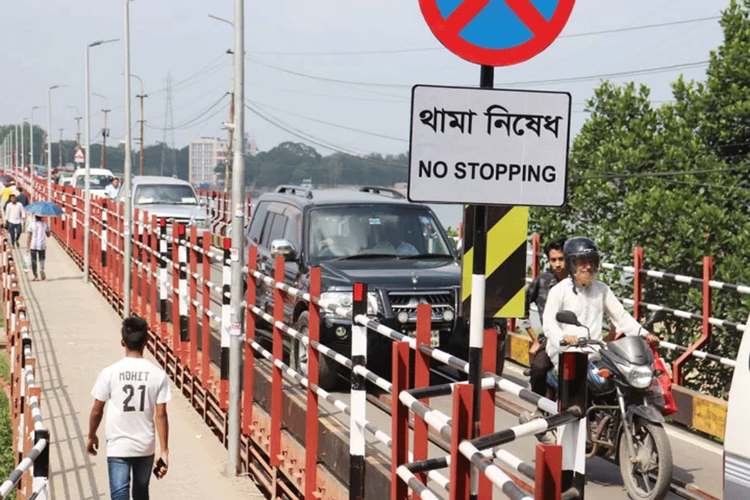 গত বছরের ১ আগস্ট থেকে চট্টগ্রামের কালুরঘাট সেতুর সংস্কার কাজ শুরু হয়। ছবি: আজকের পত্রিকা