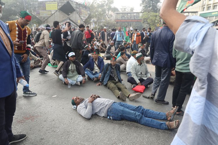 পিলখানা হত্যাকাণ্ডের পুনঃতদন্ত ও ‘অন্যায়ভাবে’ চাকরিচ্যুত বিডিআর সদস্যদের পুনর্বহালের দাবিতে রাজধানীর শাহবাগ মোড় অবরোধ। ছবি: আজকের পত্রিকা