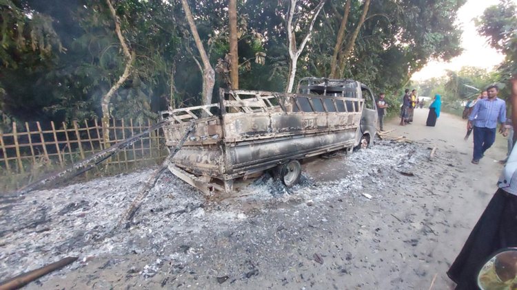 লুটপাটকালে গাড়িতে আগুন দেওয়া হয়। ছবি: আজকের পত্রিকা