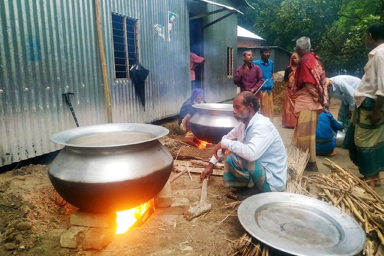 গাঁওয়ালী শিন্নি রান্নায় ব্যস্ত কয়েকজন। মানিকগঞ্জের দৌলতপুর উপজেলার রামচন্দ্রপুর-মোল্লাপাড়া গ্রামে। ছবি: আজকের পত্রিকা