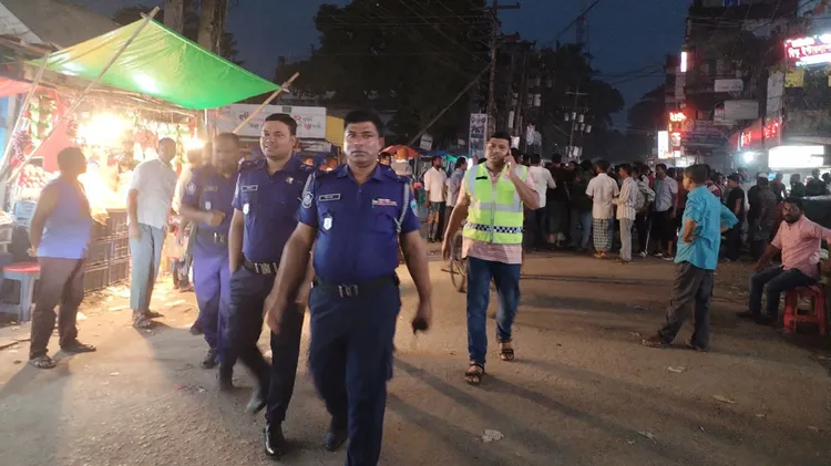 আইনশৃঙ্খলা বাহিনীর সদস্যরা ঘটনাস্থলে এসে পরিস্থিতি নিয়ন্ত্রণে আনেন। ছবি: আজকের পত্রিকা